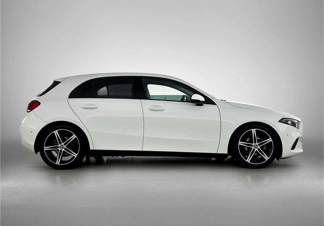 Mercedes-Benz A-KLASSE 160 Business Solution Ledkoplampen | Apple CarPlay | Achteruitrijcamera | Stoelverwarming Voor. Inclusief 24 maanden Mercedes-Benz Certified garantie voor Europa.