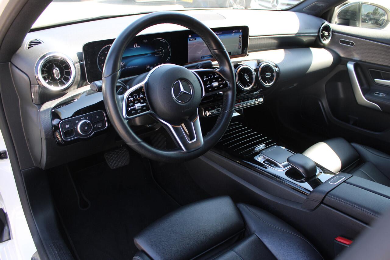 Mercedes-Benz A-KLASSE 180d AUT7 Launch Edition Premium Night LEDER WIDESCREEN CAMERA NAVI 18''