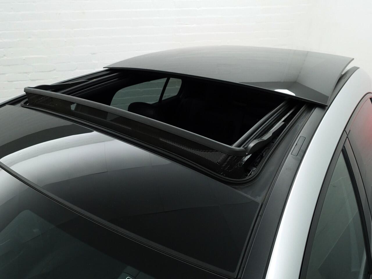 Mercedes-Benz A-KLASSE 180 AMG Night Edition Aut- Panoramadak, Sfeerverlichting, Xenon Led, Camera, Sport Interieur