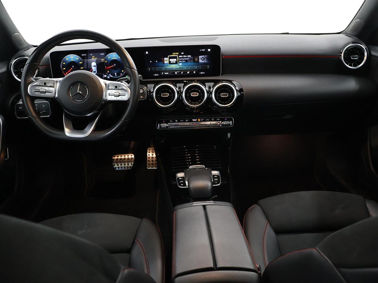 Mercedes-Benz A-KLASSE 180 AMG Night | Panoramadak | Stoelverwarming | Widescreen | Apple Carplay | Augmented Reality