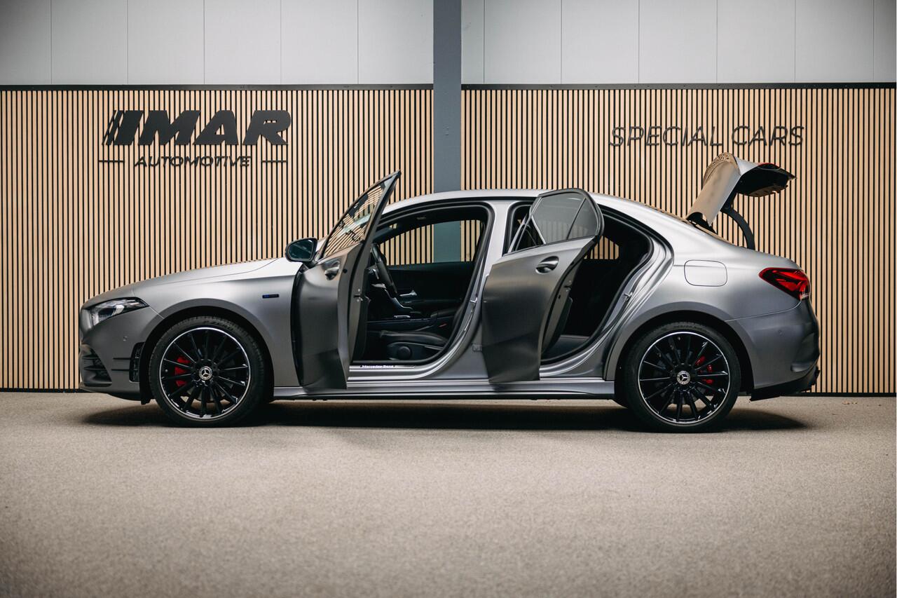 Mercedes-Benz A-KLASSE 250 e | Burmester | Pano | Hybride | Matte Grijs | Head-Up | Stoelverwarming |