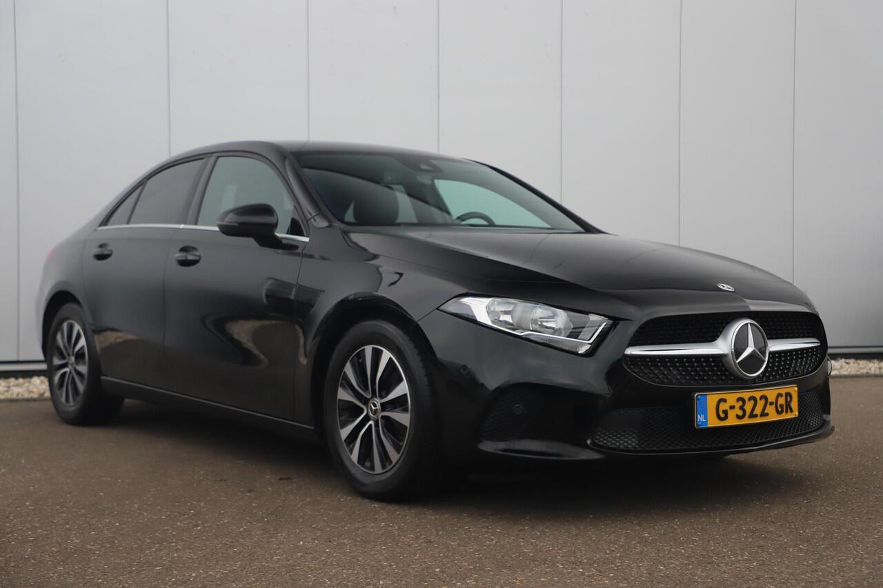 Mercedes-Benz A-KLASSE 180 d Business Solution Automaat Half Leder Sportstoelen Widescreen Navigatie Carplay Android Clima Cruise Achteruitrijcamera Getint Glas