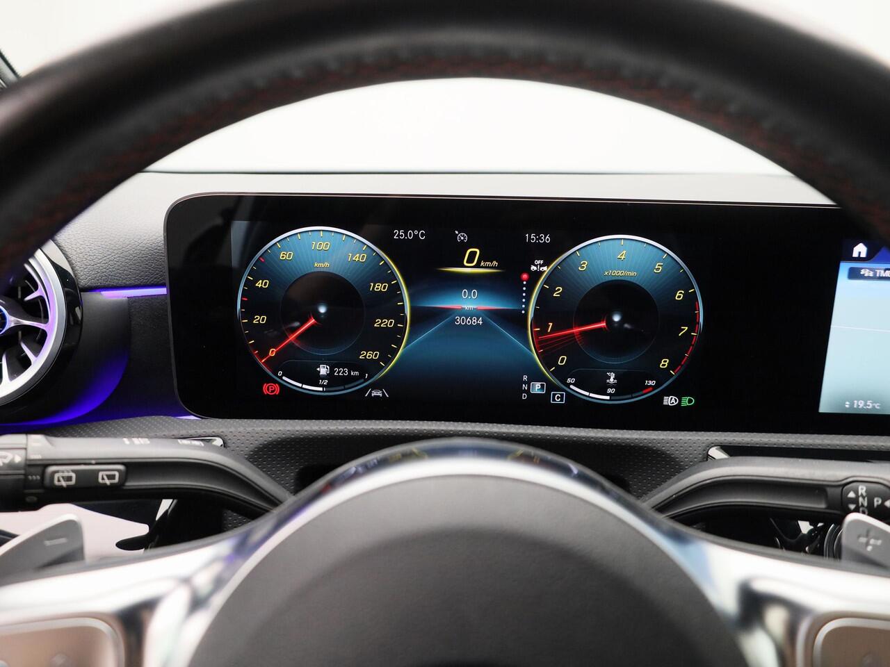 Mercedes-Benz A-KLASSE 180 AMG Line | PANO | CAMERA | KEYLESS | SFEERVERLICHTING | STOELVERW.