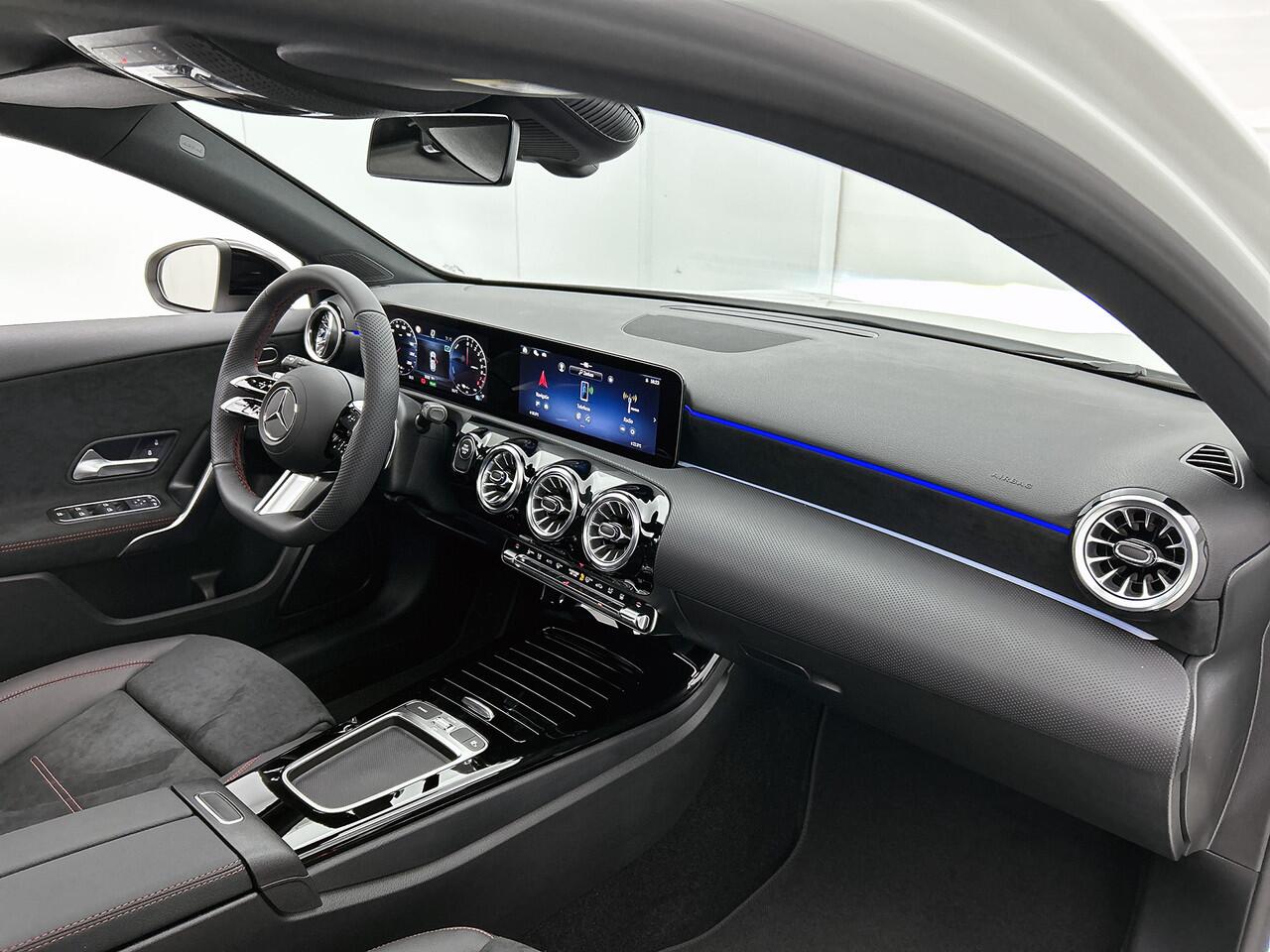 Mercedes-Benz A-KLASSE 250 e Business Solution AMG | Nightpakket | Smartphone-integratie | Multibeam LED | Panoramaschuifdak | Stoelverwarming voor | Extra USB-poorten | KEYLESS GO |