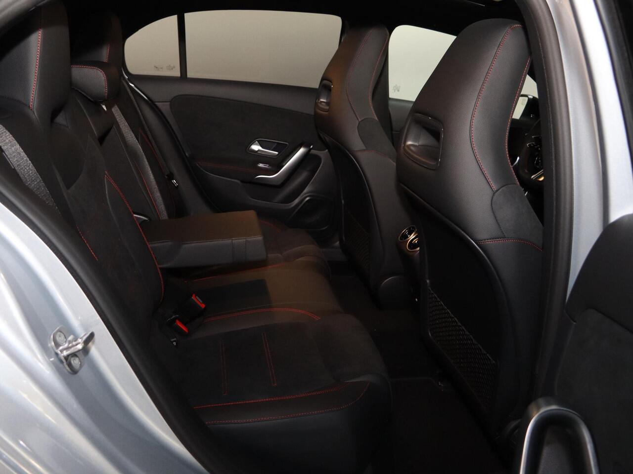 Mercedes-Benz A-KLASSE 250e Business Solution AMG | Panoramaschuifdak | Stoelverwarming | Achteruitrijcamera | MULTIBEAM LED | Nightpakket |