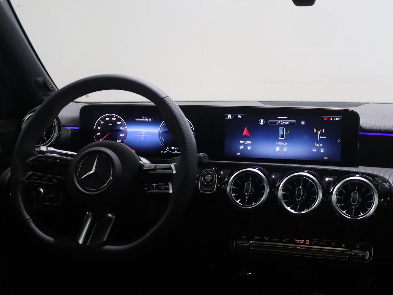 Mercedes-Benz A-KLASSE 250e Business Solution AMG | Panoramaschuifdak | Night | Achteruitrijcamera| Stoelverwarming voor | LED koplampen |