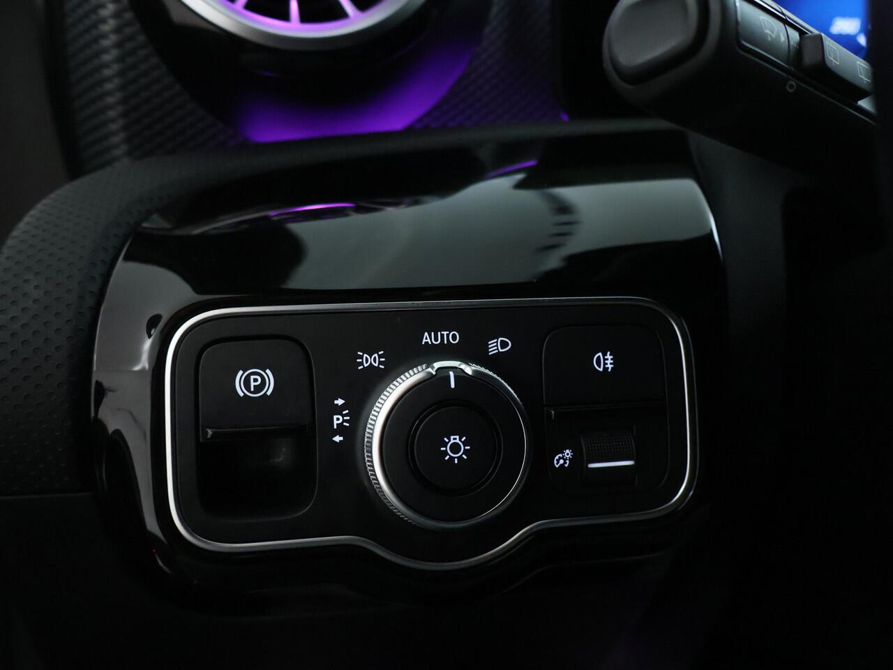 Mercedes-Benz A-KLASSE 180 Business Solution Luxury Sfeerverlichting | Trekhaak | Achteruitrijcamera. Inclusief 24 maanden MB Certified garantie voor Europa.