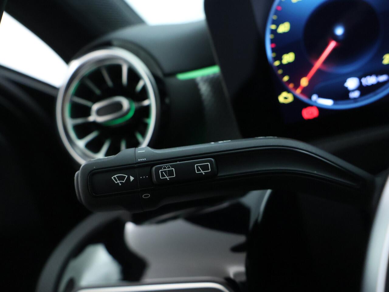 Mercedes-Benz A-KLASSE 250 e Progressive | Parkeerpakket met Camera | Sfeerverlichting | LED | Car Play | Cruise Controle | Inclusief 24 maanden Mercedes-Benz Certified garantie voor Europa.