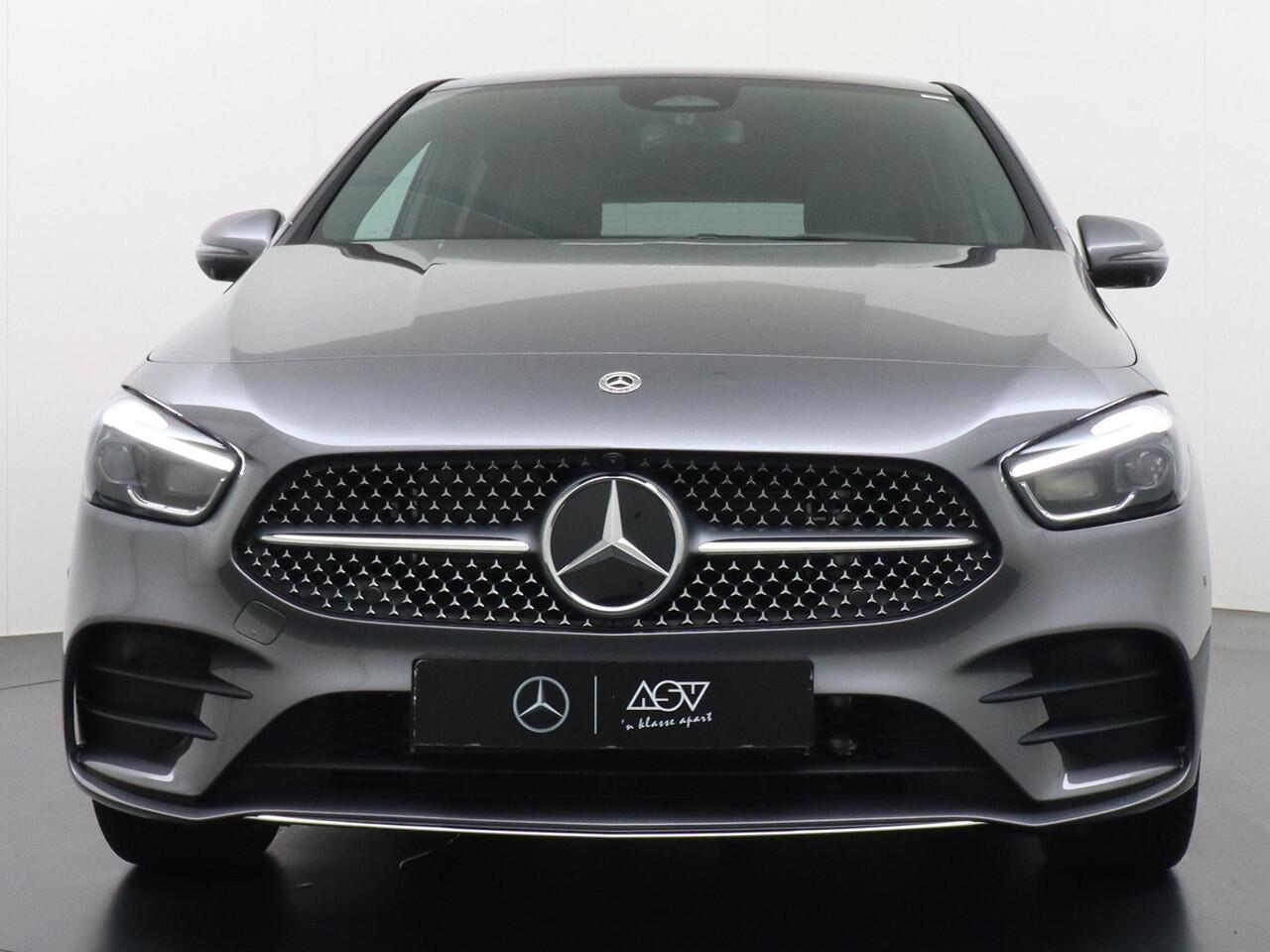 Mercedes-Benz B-KLASSE 250 e Business Solution AMG | Distronic Cruise Control | Panorama - Schuifdak | Trekhaak Wegklapbaar | Multibeam Led | Stoelverwarming Voorin | Apple Carplay & Android Auto | 360° Camera
