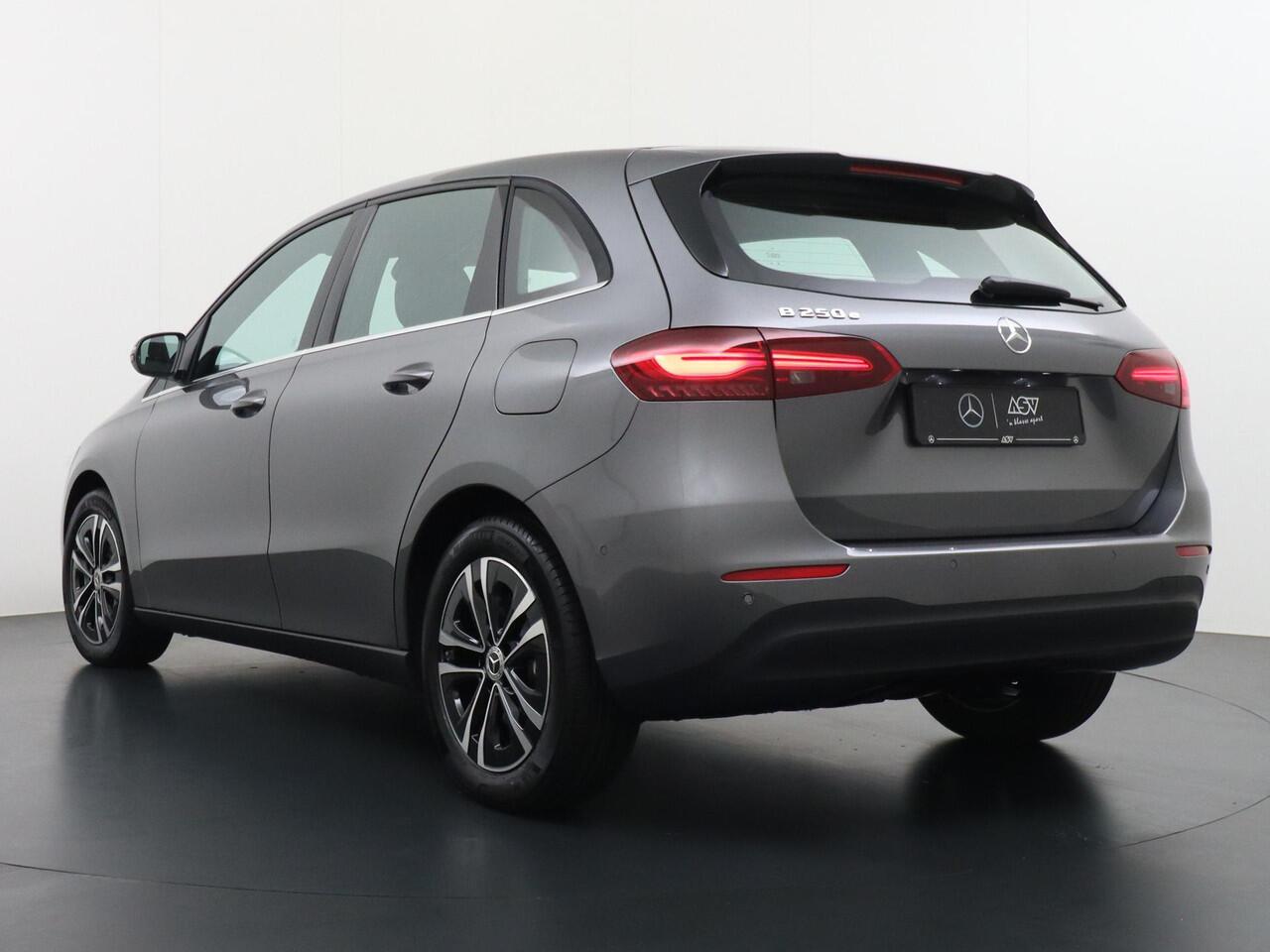 Mercedes-Benz B-KLASSE 250 e Business Solution | Achteruitrijcamera | DAB+ Radio | Distronic Cruise Control | Trekhaak Wegklapbaar | Stoelverwarming Voorin | 17" Lichtmetalen Velgen