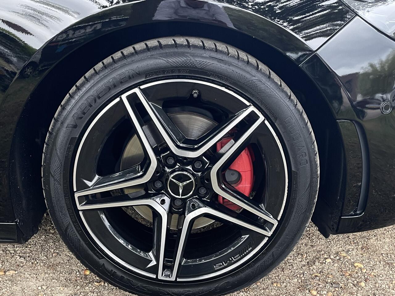 Mercedes-Benz B-KLASSE 200 Business Solution AMG | MBUX | Sfeerverlichting | Pano | 18 '' |