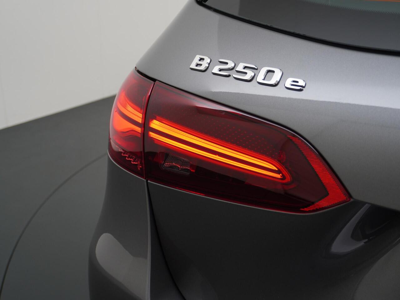 Mercedes-Benz B-KLASSE 250 e Business Solution | Achteruitrijcamera | DAB+ Radio | Distronic Cruise Control | Trekhaak Wegklapbaar | Stoelverwarming Voorin | 17" Lichtmetalen Velgen