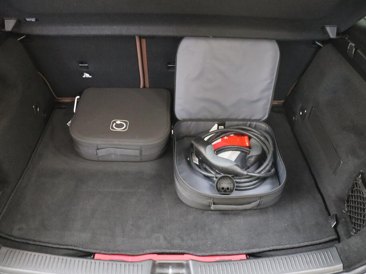 Mercedes-Benz B-KLASSE 250 e Star Edition AMG Line Plus | Panoramadak | Leder/Alcantara | Camera | Navigatie | Stoelverwarming UITVERKOOP!!!