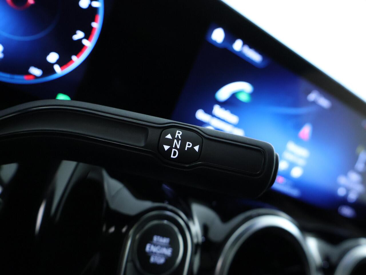 Mercedes-Benz B-KLASSE 180 AMG Nightpakket | Panoramadak | Trekhaak | Parkeerpakket met Camera | Stoelverwarming | Car Play | LED | Inclusief 12 Maanden Garantie.