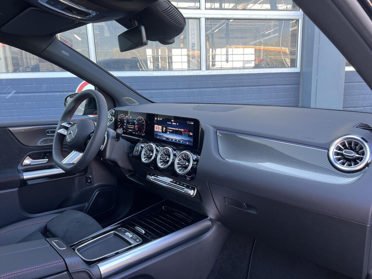 Mercedes-Benz B-KLASSE 180 Star Edition AMG LIMITED | Night Pakket | Panoramadak | Trekhaak | Apple CarPlay | Android Auto | Sfeerverlichting | Stoelverwarming | Achteruitrijcamera | Elektrisch inklapbare buitenspiegels