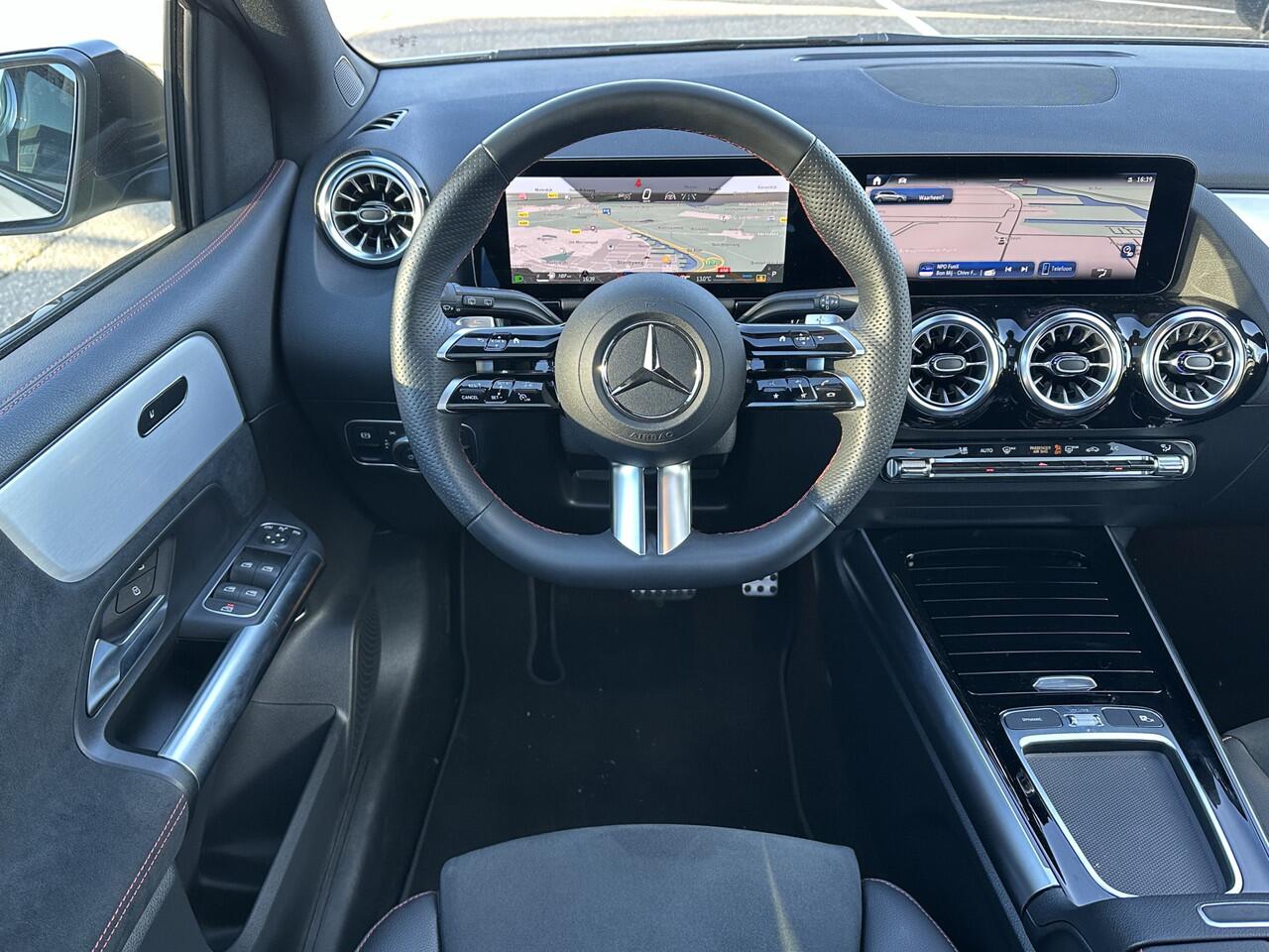 Mercedes-Benz B-KLASSE 200 AMG Line l Distronic l Panoramaschuifdak l MBUX l Achteruitrijcamera l Multispaaks l sportief motorgeluid l Keyless l Stoelverwarming l Multibeam l draadloos opladen voor l