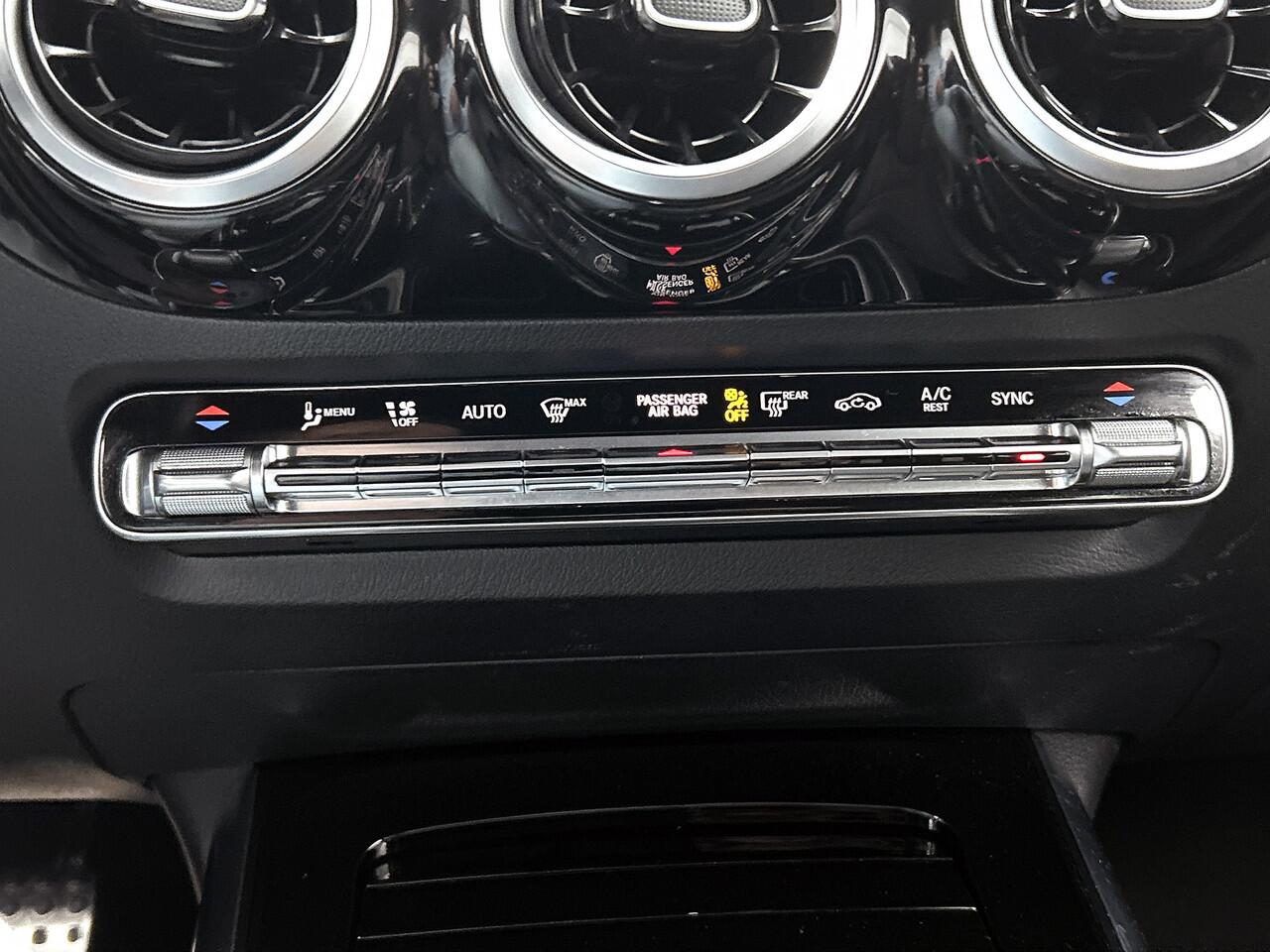 Mercedes-Benz B-KLASSE 180 Business Solution AMG | Trekhaak | Parkeerpakket met Camera | Car Play | Stoelverwarming | LED | Cruise Controle | Inclusief 24 maanden Mercedes-Benz Certified garantie voor Europa.
