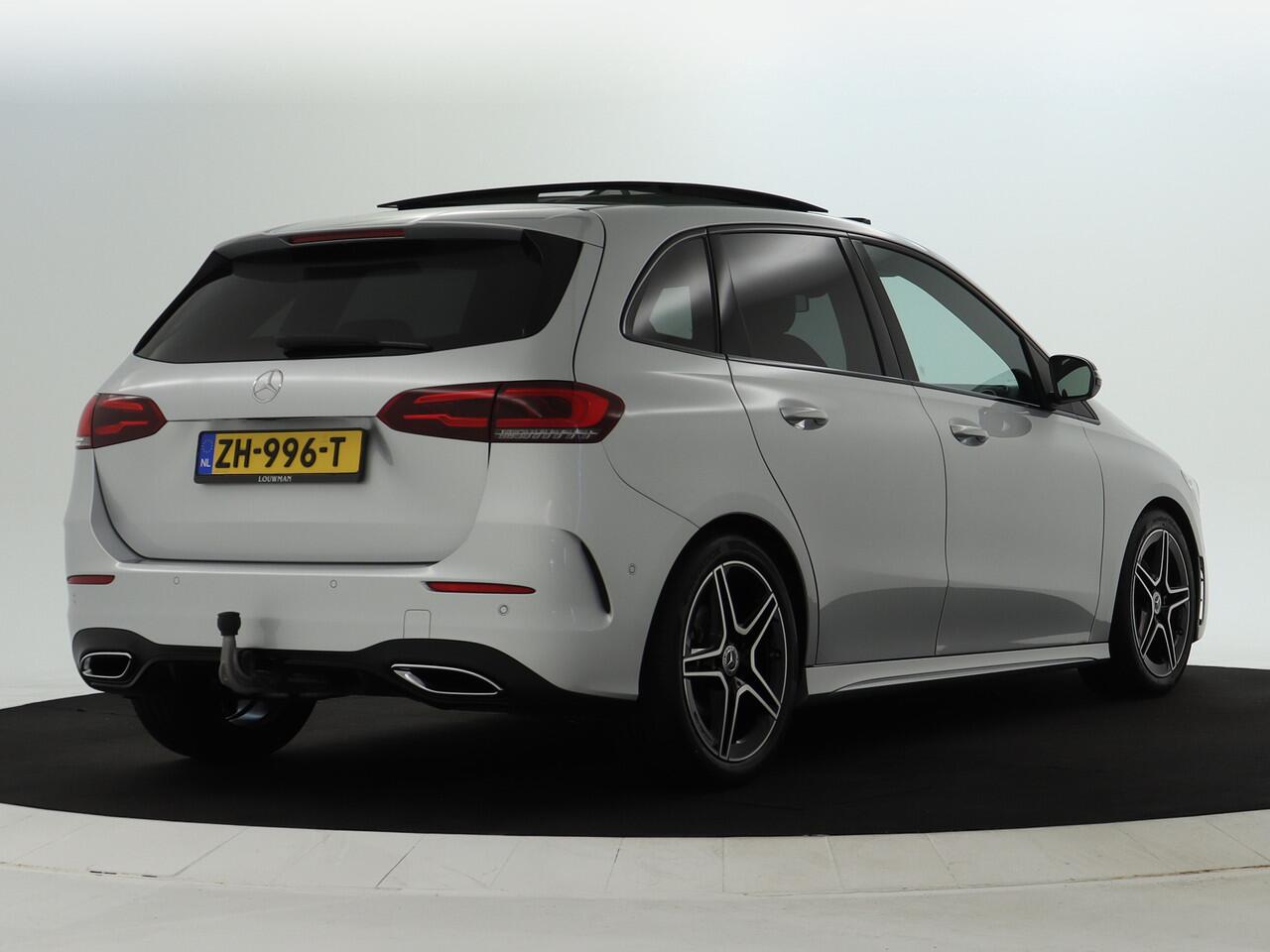 Mercedes-Benz B-KLASSE 180 AMG Nightpakket | Panoramadak | Trekhaak | Parkeerpakket met Camera | Stoelverwarming | Car Play | LED | Inclusief 12 Maanden Garantie.