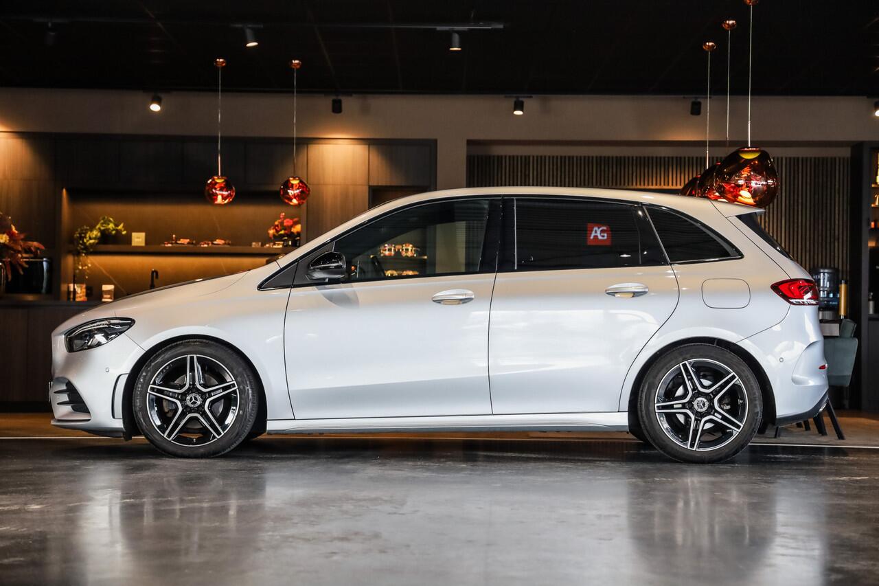 Mercedes-Benz B-KLASSE 180 Business Solution AMG Sportstoelen Leder, Camera, MBUX, Night/ Spiegel/ Ambiente/ Design/ Seat Comfort pakket, Agility Control, Digitaal Dashboard, DAB, Lmv 18''