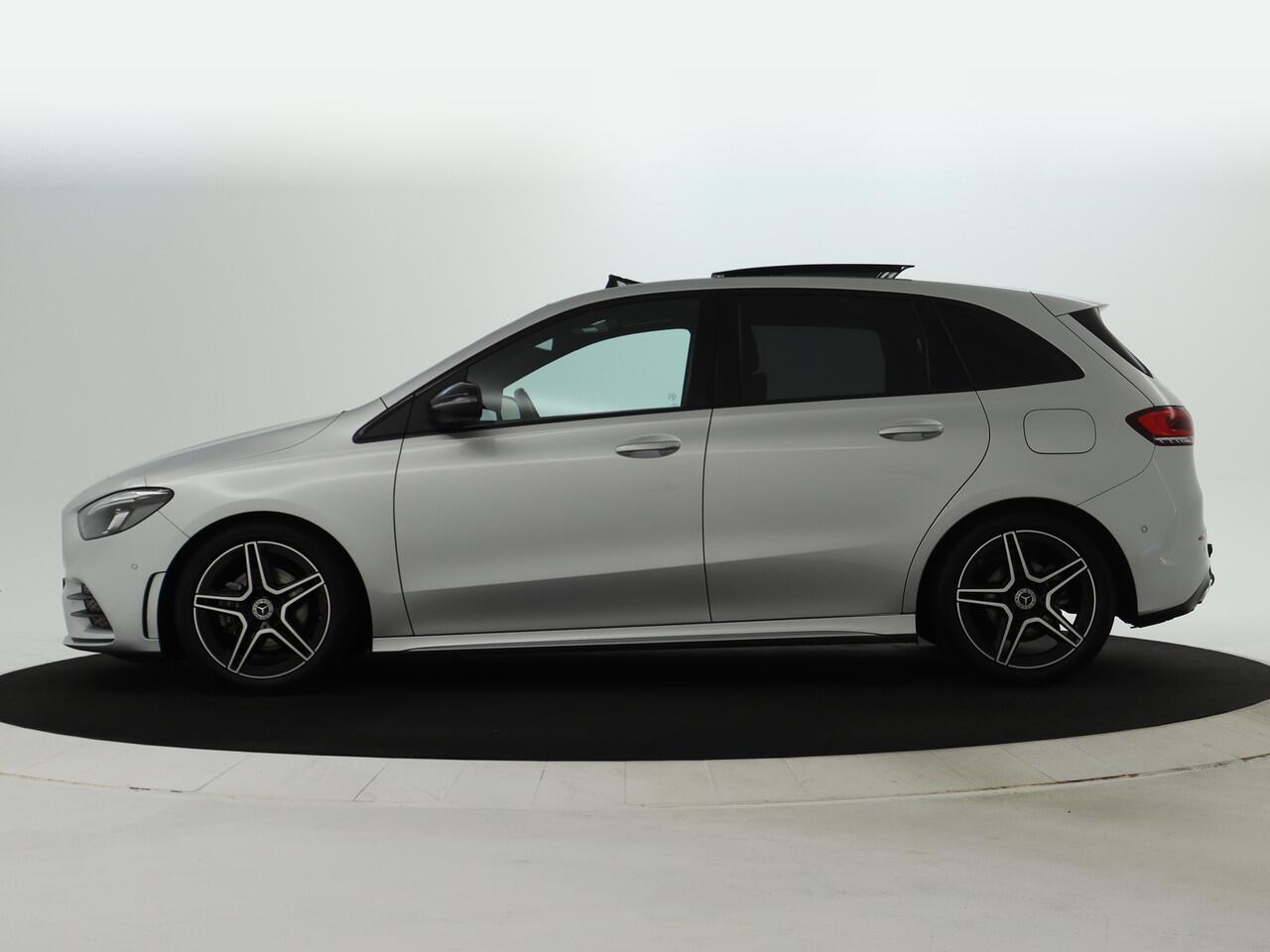 Mercedes-Benz B-KLASSE 180 AMG Nightpakket | Panoramadak | Trekhaak | Parkeerpakket met Camera | Stoelverwarming | Car Play | LED | Inclusief 12 Maanden Garantie.