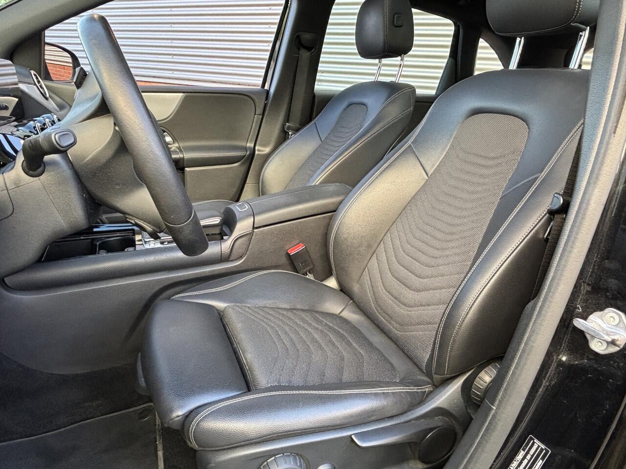 Mercedes-Benz B-KLASSE 180 Business Solution | Automaat | Panormadak | Stoelverwarming |