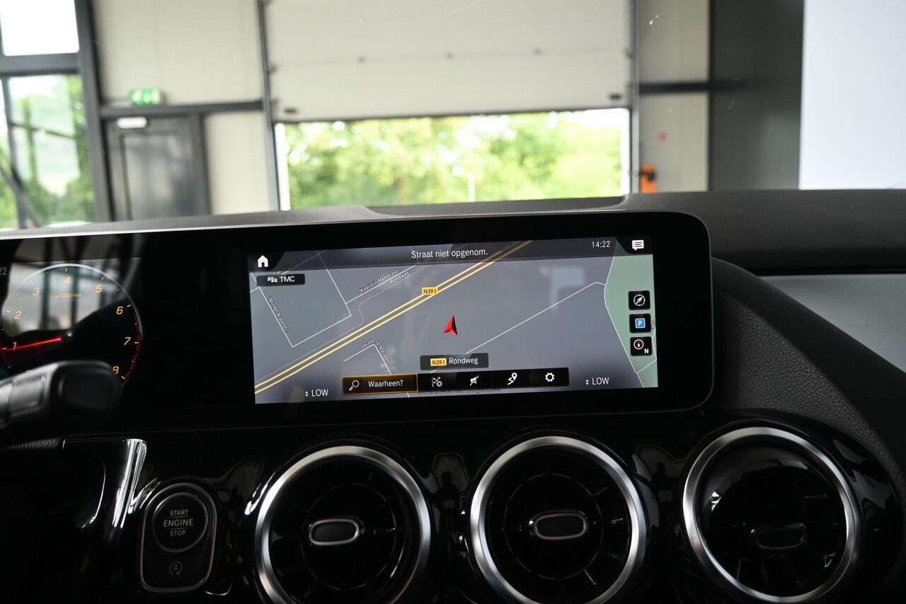 Mercedes-Benz B-KLASSE 180 Business Solution AMG Automaat Navigatie Panoramadak Rijklaarprijs Inruil Mogelijk!