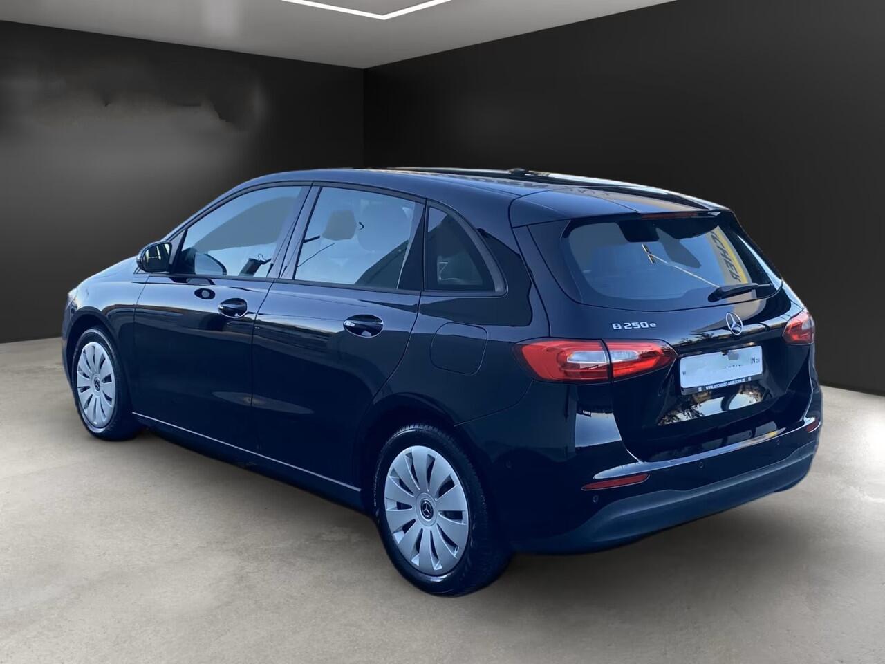 Mercedes-Benz B-KLASSE 250e Business ** APPLE/ANDROID - NAVI - HALF-LEDER - SPOORASS - CRUISE ** 1e EIG - UNFALLFREI ** ** INFORMEER OOK NAAR ONZE AANTREKKELIJKE FINANCIAL-LEASE TARIEVEN **