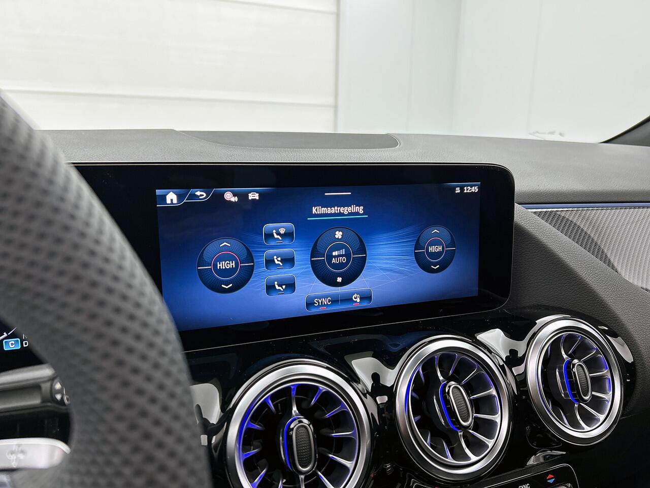 Mercedes-Benz B-KLASSE 180 Business Solution AMG | Nightpakket | Trekhaak | Panoramaschuifdak | Stoelverwarming voor | Multibeam LED | Smartphone integratie | EASY PACK achterklep | Keyless-Go comfortpakket |