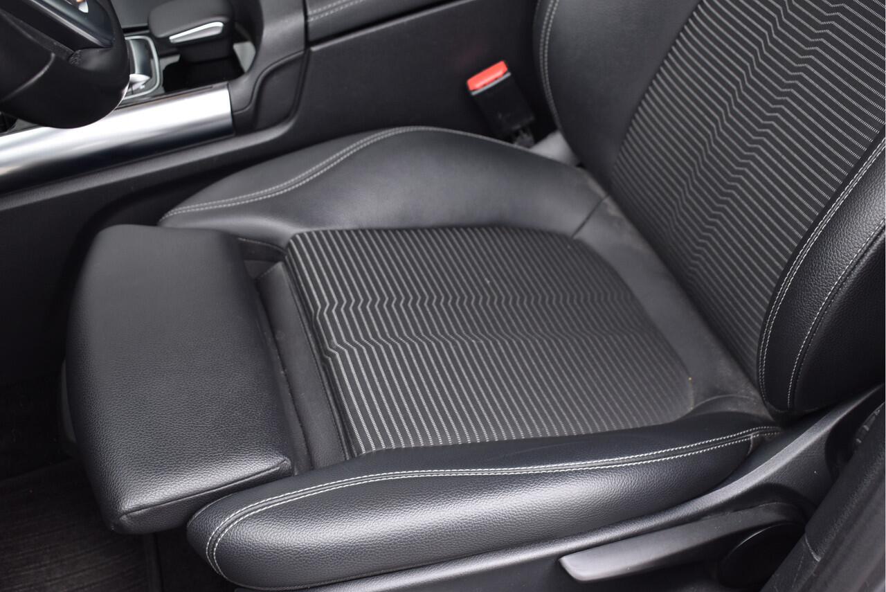 Mercedes-Benz B-KLASSE 180 Premium Automaat, Widescreen, Stoelverwarming, Sportstoelen, Navi