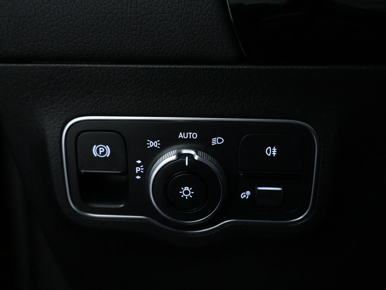 Mercedes-Benz B-KLASSE 180 Business Solution AMG | Panoramadak | Parkeerpakket met Camera | Augmented Reality | Car Play | Inclusief 24 maanden Mercedes-Benz Certified garantie voor Europa.