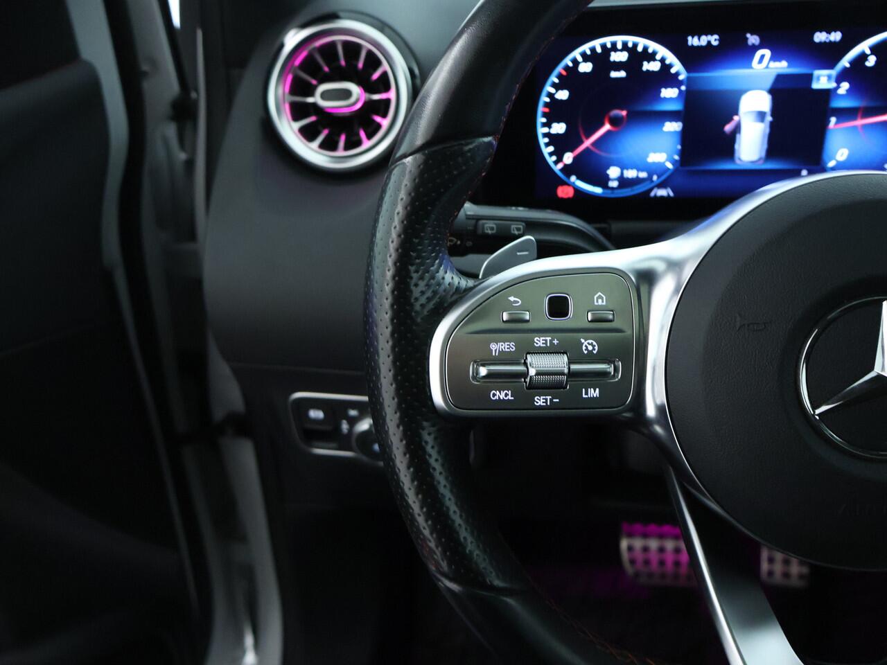 Mercedes-Benz B-KLASSE 200 Business Solution AMG AMG Line | Night Pakket | Panorama Schuif-Kanteldak | Memory voorstoelen | Sfeerverlichting. Inclusief 24 maanden MB Certified garantie voor Europa.