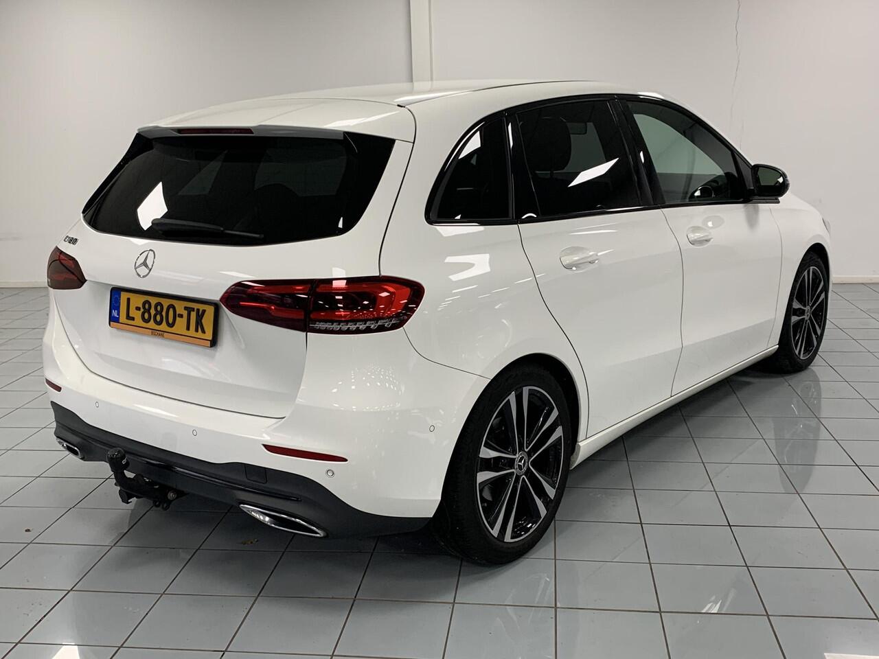 Mercedes-Benz B-KLASSE 180 Premium TREKHAAK | ACHTERUITRIJCAMERA | PARKEERSENSOREN VOOR-EN ACHTER | 18" LICHTMETALEN VELGEN
