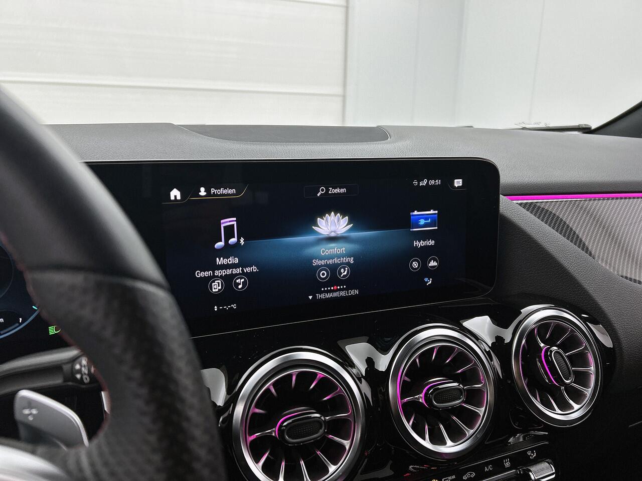 Mercedes-Benz B-KLASSE 250 e AMG Plug-In Hybride | Achteruitrijcamera | Multispaaks Velgen | Distronic | Sfeerverlichting | Nightpakket | Inclusief 24 maanden MB Certified garantie voor Europa.