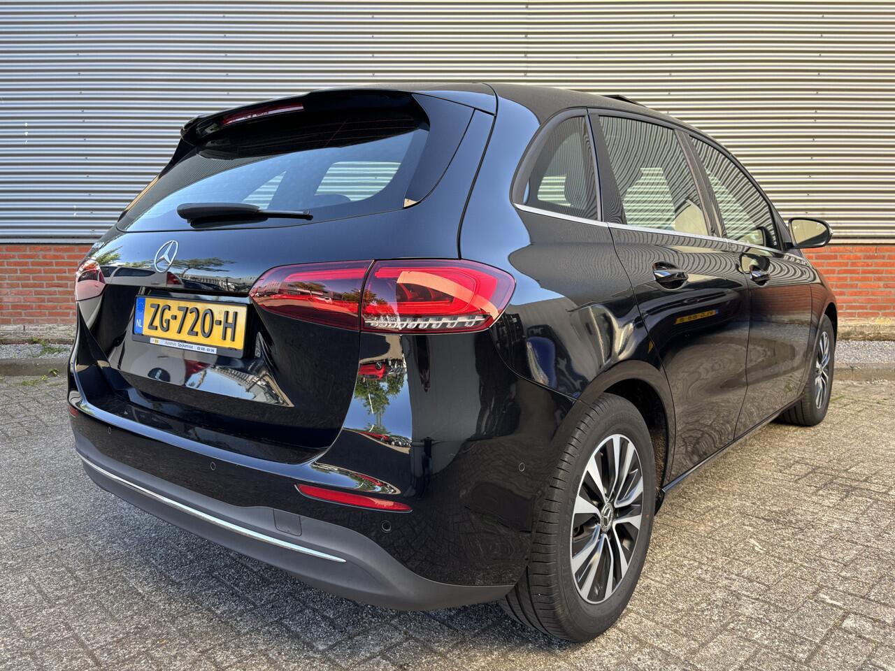 Mercedes-Benz B-KLASSE 180 Business Solution | Automaat | Panormadak | Stoelverwarming |