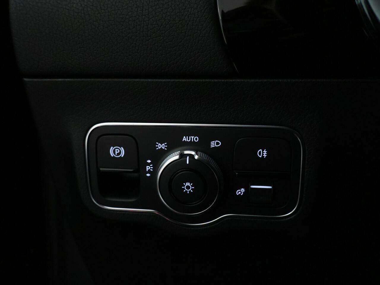 Mercedes-Benz B-KLASSE 180 Business Solution AMG | Achteruitrijcamera | Smartphone integratiepakket | Elektrische achterklep | Inclusief 24 maanden MB Certified garantie voor Europa.