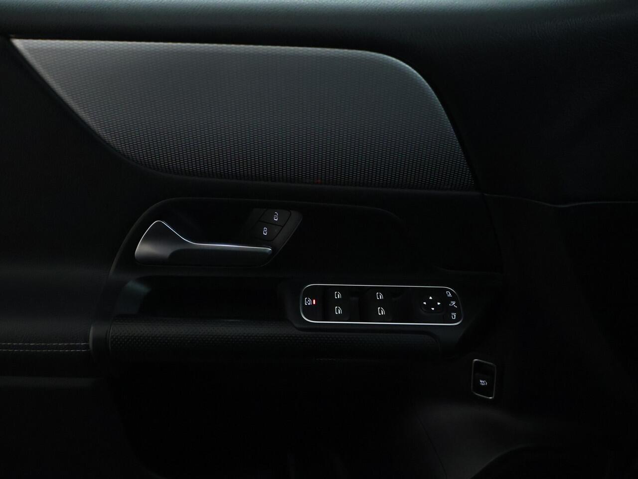 Mercedes-Benz B-KLASSE 180 Advantage Achteruitrijcamera | Ledkoplampen | EASY PACK achterklep | Navigatiesysteem met harde schijf. Inclusief 24 maanden MB Certified garantie voor Europa.