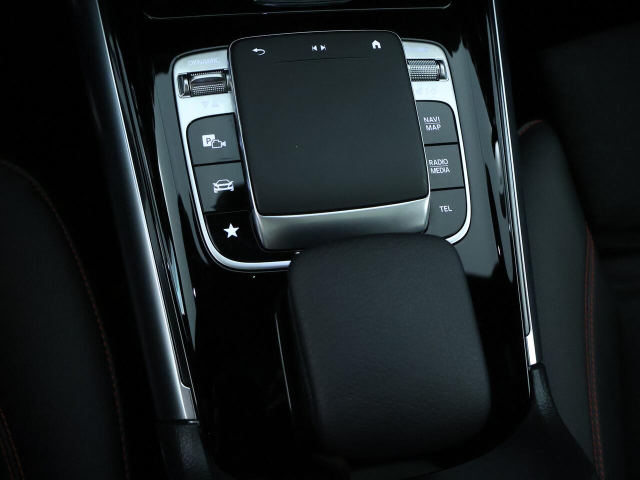 Mercedes-Benz B-KLASSE 180 Business Solution AMG | Panoramadak | Parkeerpakket met Camera | Augmented Reality | Car Play | Inclusief 24 maanden Mercedes-Benz Certified garantie voor Europa.