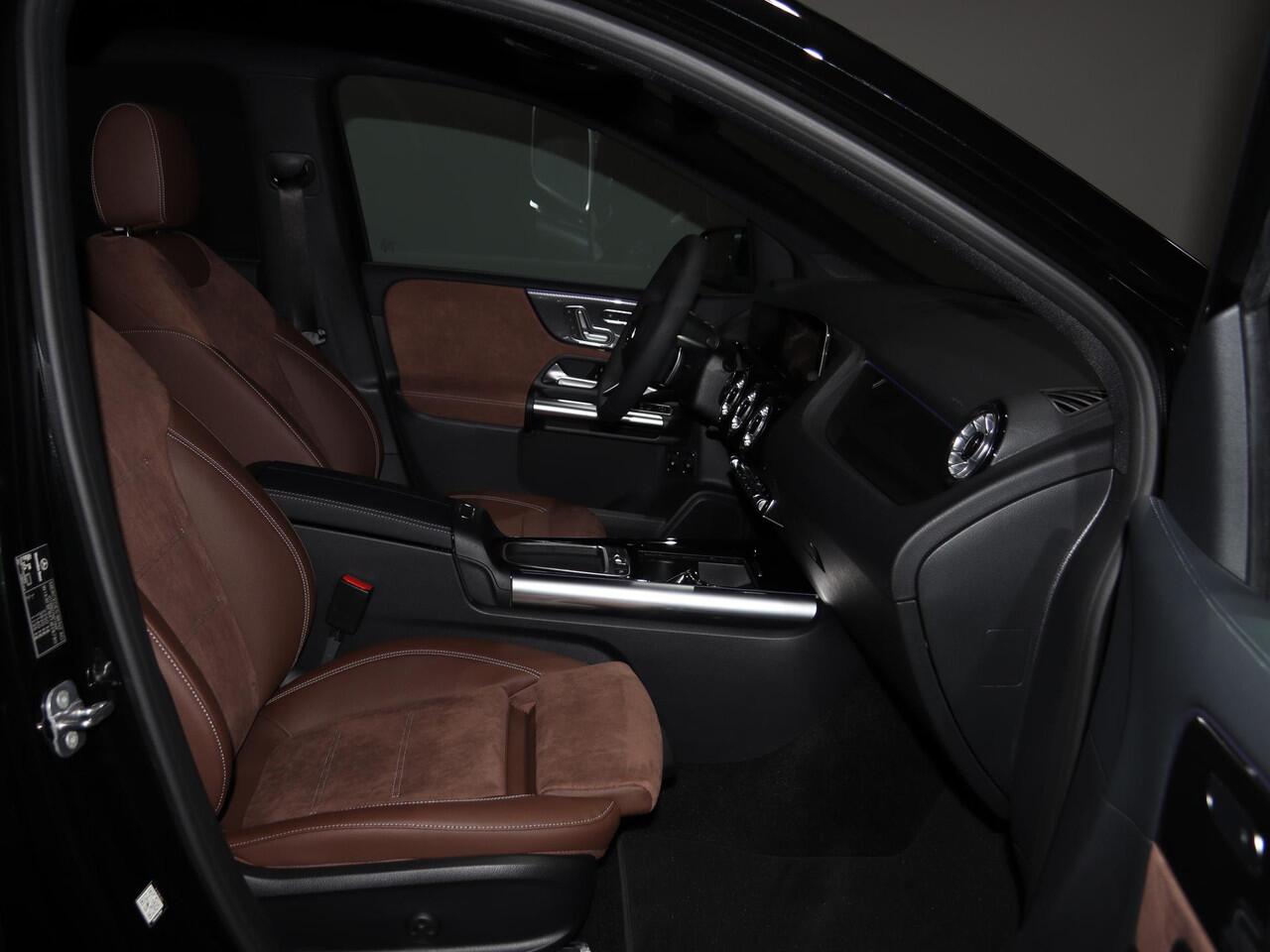 Mercedes-Benz B-KLASSE 250e Business Solution AMG | Panoramaschuifdak | Winter pakket | Achteruitrijcamera | Trekhaak |