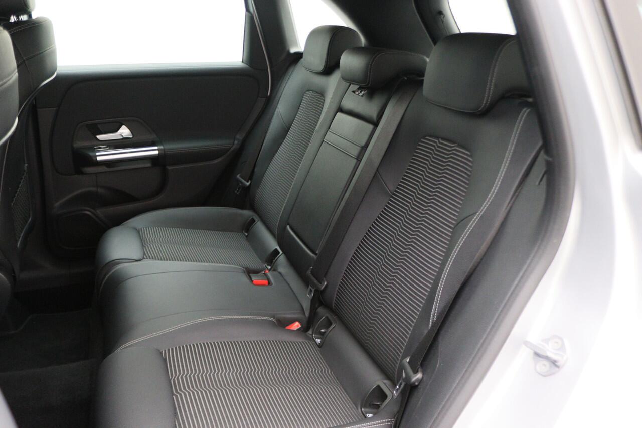 Mercedes-Benz B-KLASSE 180 Launch Edition AMG Line Automaat Virtual Cockpit, LED, Apple Carplay, Camera, PDC, 18"