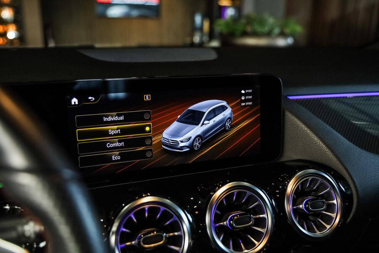 Mercedes-Benz B-KLASSE 180 Business Solution AMG Sportstoelen Leder, Camera, MBUX, Night/ Spiegel/ Ambiente/ Design/ Seat Comfort pakket, Agility Control, Digitaal Dashboard, DAB, Lmv 18''