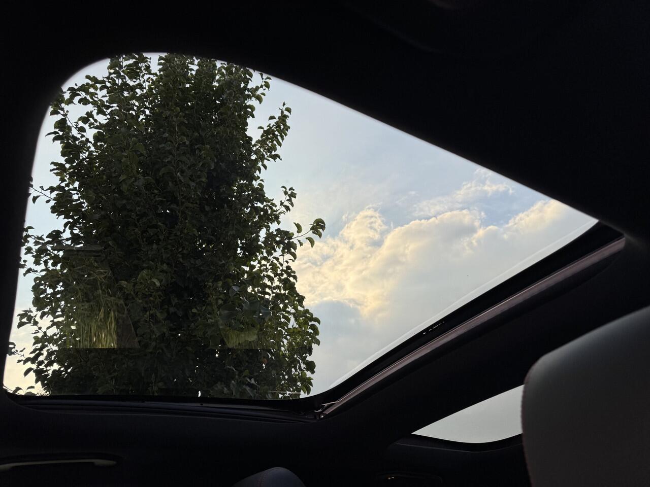 Mercedes-Benz B-KLASSE 250e 218pk AMG Panoramadak Nightpakket Widescreen SfeerVerlichting SportLeder Led Camera 18" Trekhaak Pdc