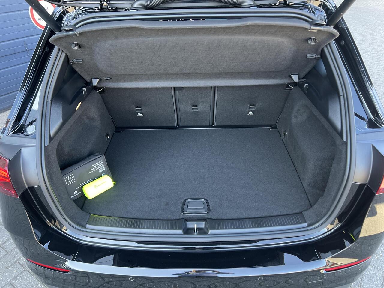 Mercedes-Benz B-KLASSE 180 Star Edition AMG LIMITED | Night Pakket | Panoramadak | Trekhaak | Apple CarPlay | Android Auto | Sfeerverlichting | Stoelverwarming | Achteruitrijcamera | Elektrisch inklapbare buitenspiegels