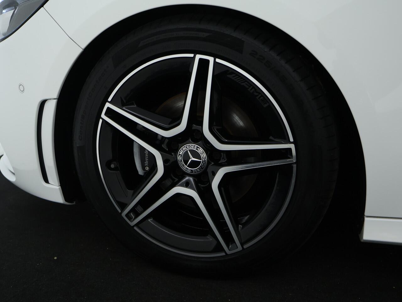 Mercedes-Benz B-KLASSE 180 Business Solution AMG | Panoramadak | Achteruitrijcamera | Nightpakket | Apple Carplay | Inclusief 24 maanden MB Certified garantie voor Europa.