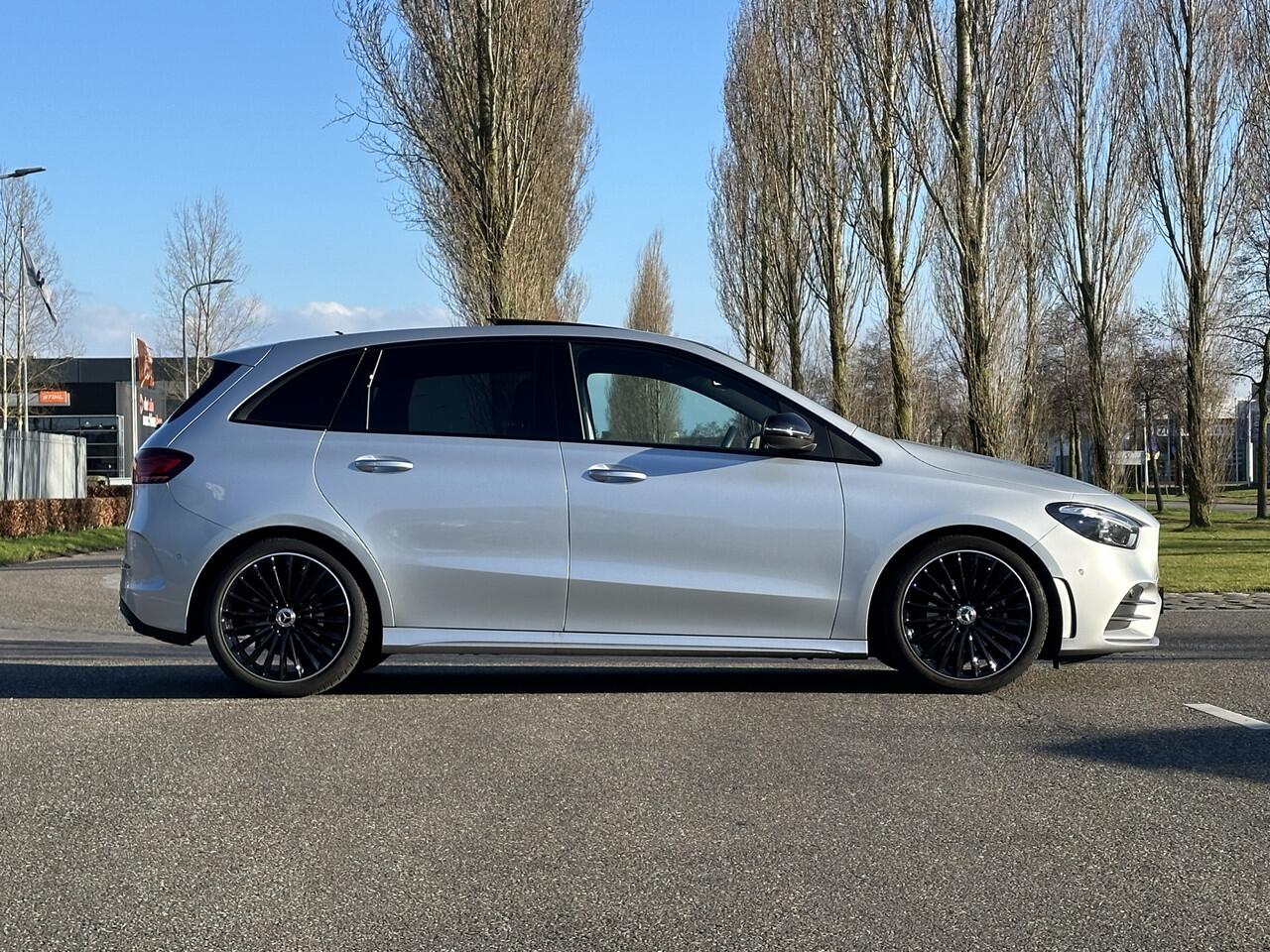 Mercedes-Benz B-KLASSE 200 AMG Line l Distronic l Panoramaschuifdak l MBUX l Achteruitrijcamera l Multispaaks l sportief motorgeluid l Keyless l Stoelverwarming l Multibeam l draadloos opladen voor l