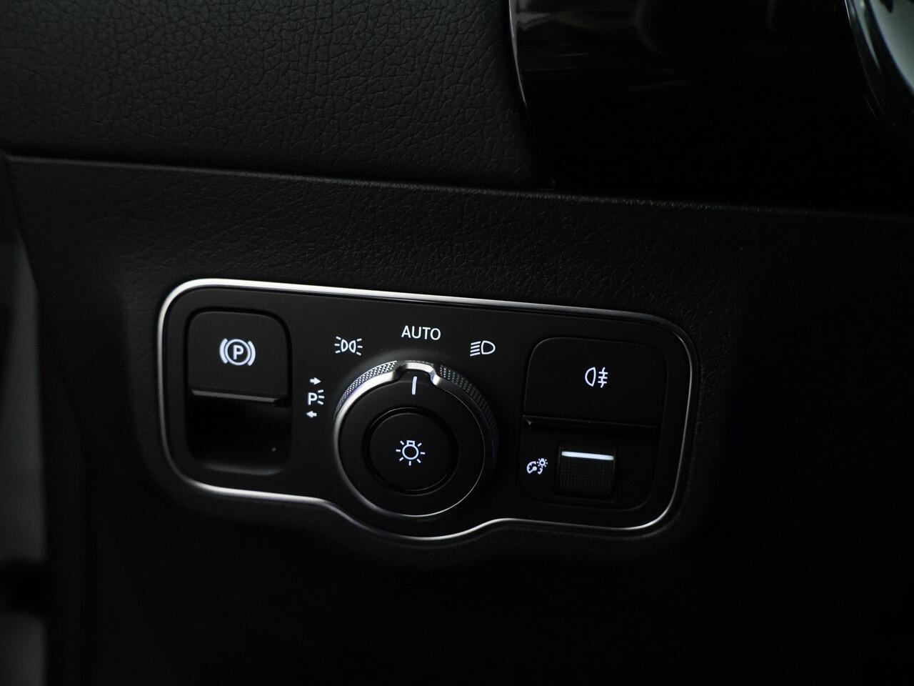 Mercedes-Benz B-KLASSE 200 Business Solution AMG AMG Line | Night Pakket | Panorama Schuif-Kanteldak | Memory voorstoelen | Sfeerverlichting. Inclusief 24 maanden MB Certified garantie voor Europa.