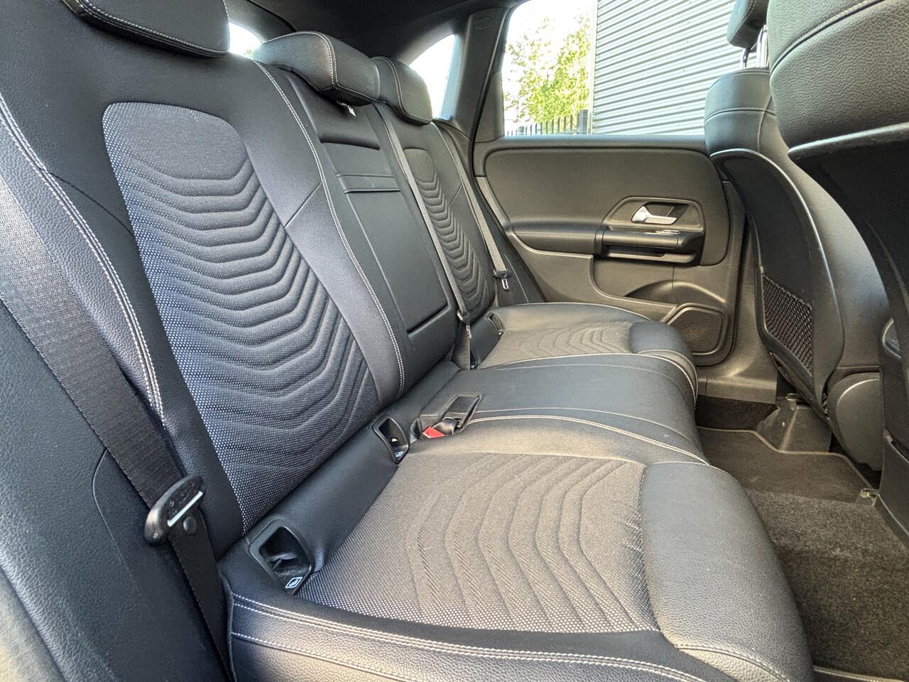 Mercedes-Benz B-KLASSE 180 Business Solution | Automaat | Panormadak | Stoelverwarming |