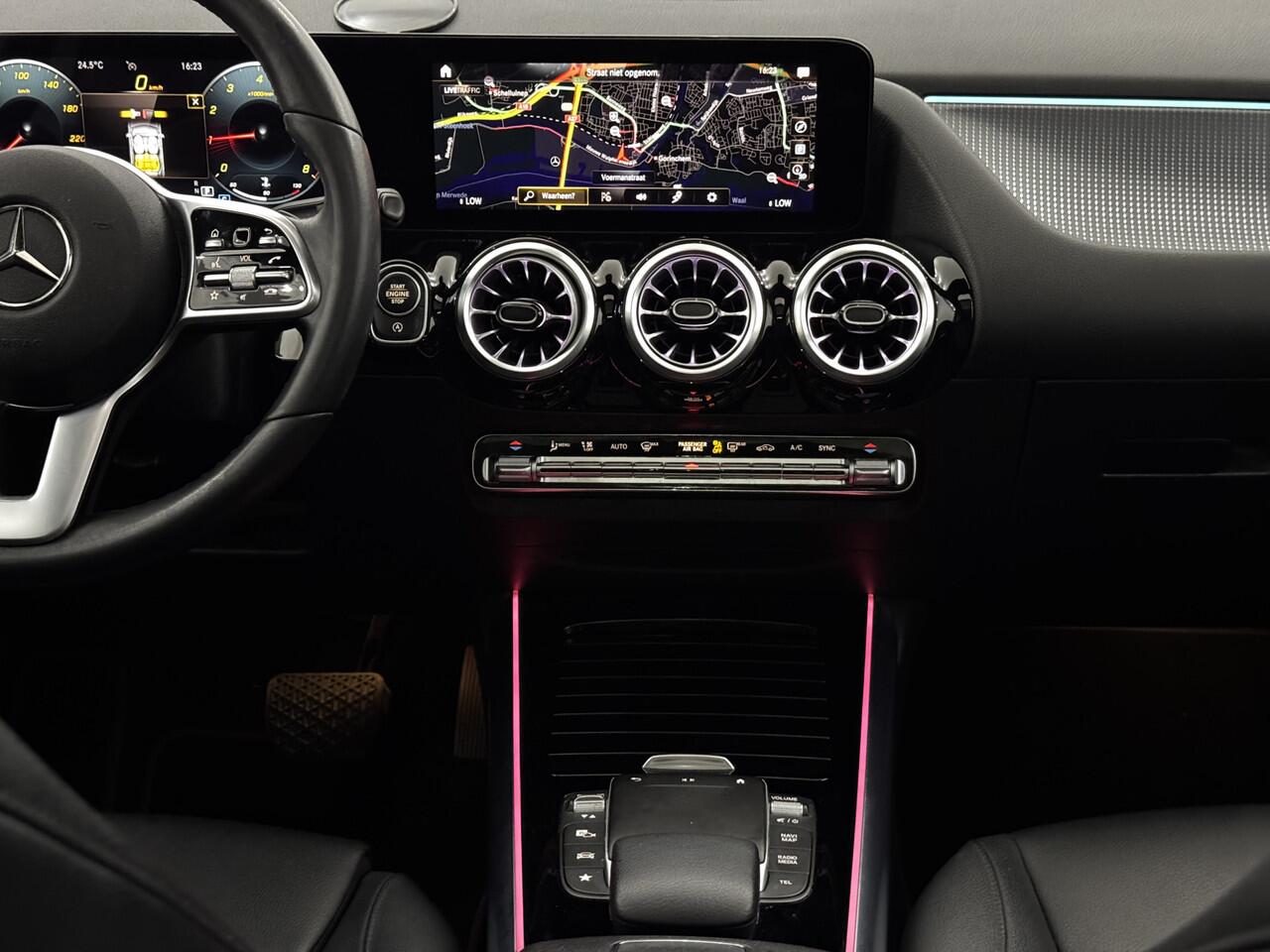 Mercedes-Benz B-KLASSE 180 Business Solution Luxury Pano, Leder, Camera, Stoelverwarming, Navi, Cruise control adaptief, Keyless start, Elektrische achterklep