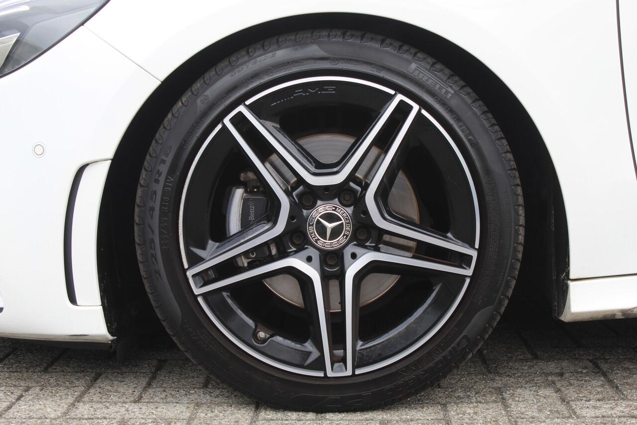 Mercedes-Benz B-KLASSE 180 Business Solution AMG Night pakket/Panoramadak/Navigatie/Apple carplay/Achteruitrijcamera/Parkeersensoren rondom/Dodehoek detectie/Cruise control/DAB/18'' Lichtmetalen velgen.