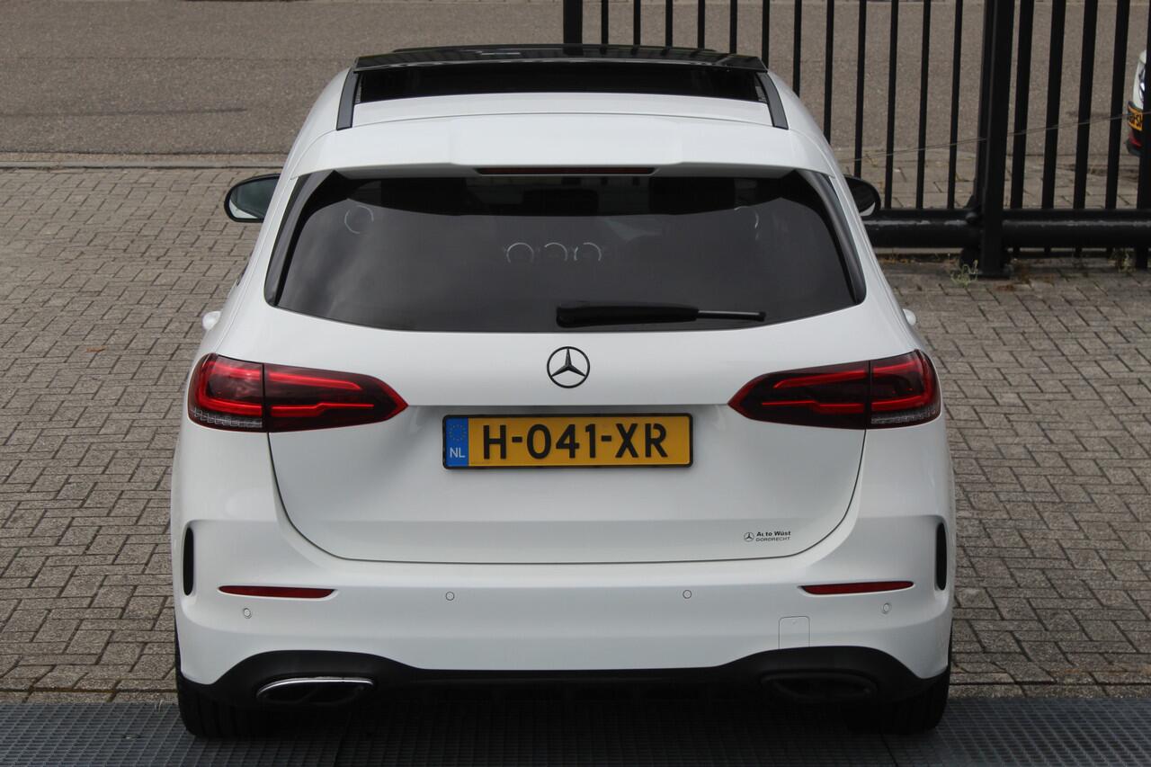 Mercedes-Benz B-KLASSE 180 Business Solution AMG Night pakket/Panoramadak/Navigatie/Apple carplay/Achteruitrijcamera/Parkeersensoren rondom/Dodehoek detectie/Cruise control/DAB/18'' Lichtmetalen velgen.