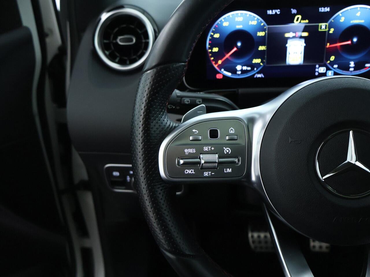 Mercedes-Benz B-KLASSE 180 Business Solution AMG | Panoramadak | Achteruitrijcamera | Nightpakket | Apple Carplay | Inclusief 24 maanden MB Certified garantie voor Europa.